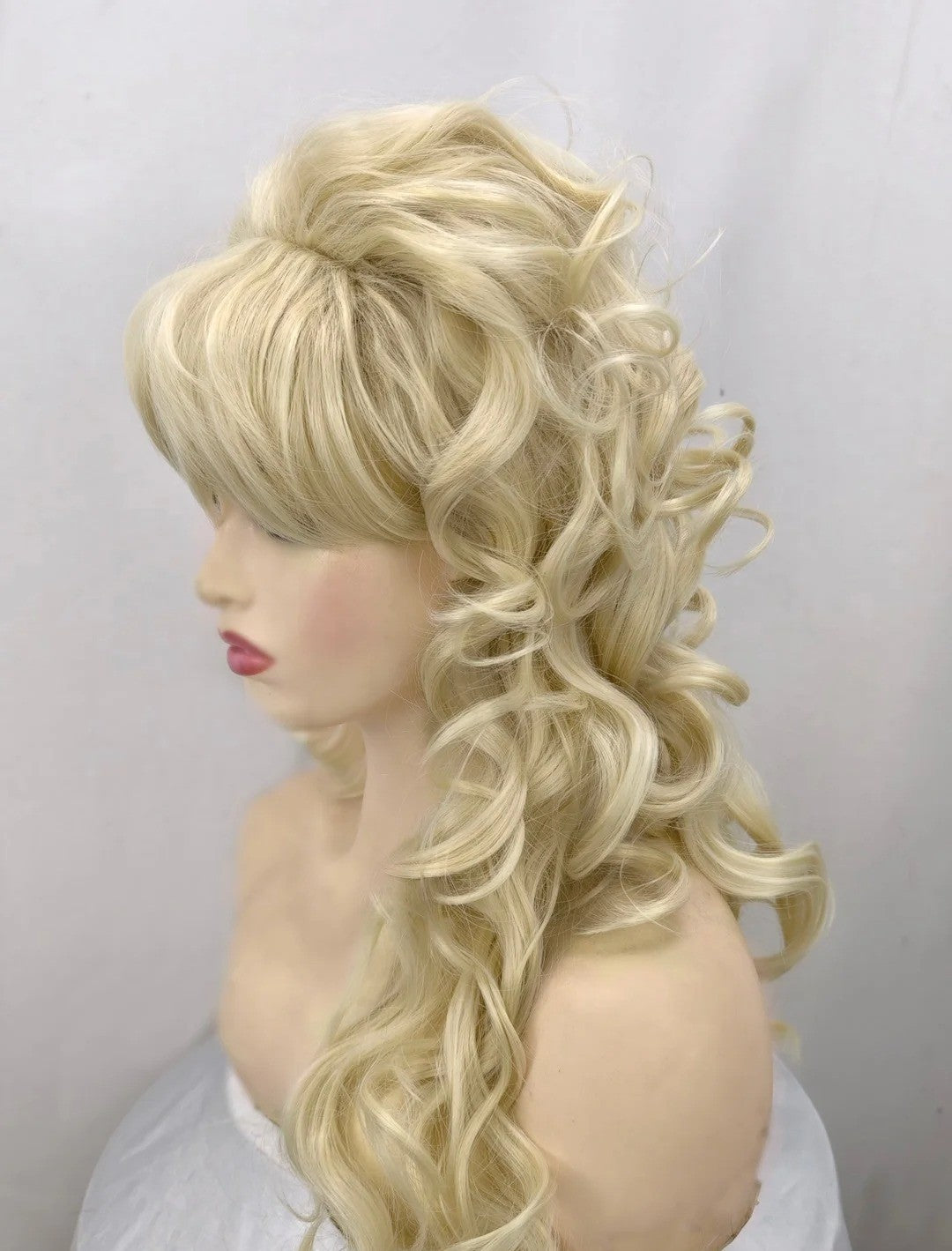 Light Gold Blonde Curly Wig for Women – Medium-Length Vintage Style Costume Wig
